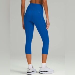Lululemon Swift Speed High-Rise Crop 21"
Blazer Blue Tone. Size 2 excellent